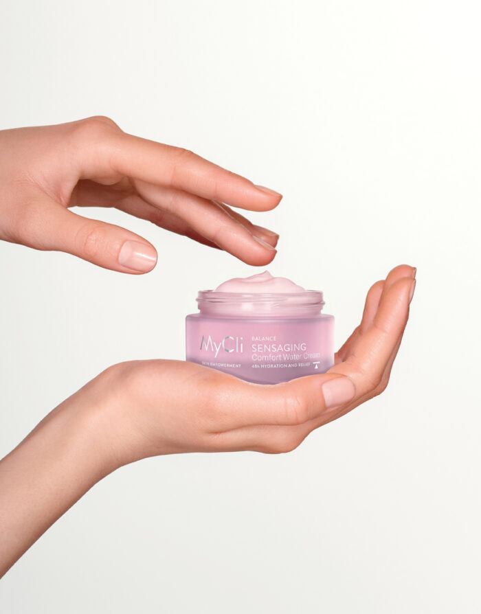 Fotografia di mani che tengono il vaso di Sensaging Comfort Water Cream 50ml